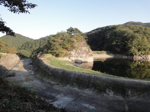 嘉太神ダム堤体と放水路
